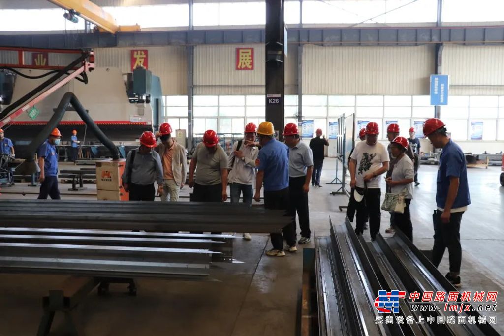 海伦哲大高度蓝牌高空作业车 钢结构工程领域的技术新篇章